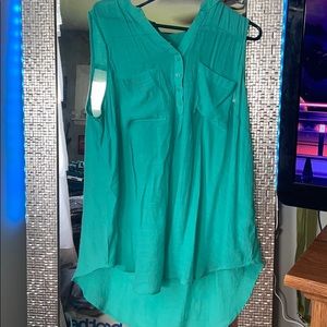 Green tank top with 2 pockets,